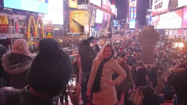 Person Taking Picture Woman Front Crowd Square Night Pan Left — Video Stock