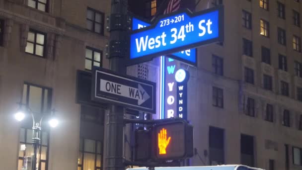 West 34Th Street One Way Signs Lit Night Static — стоковое видео