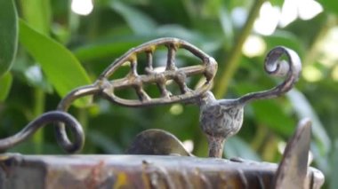 Yeşil Yaprakların Önündeki Demir Nesneler - Elle tutulur ve aşağı kayar -