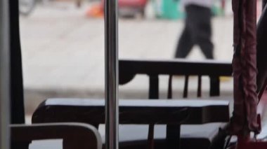 Restorandan başlayarak Yoğun Sokak Manzarası 'na Yürüyen Adam