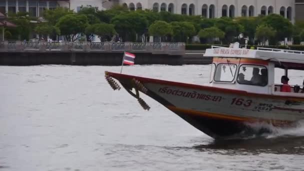 Följande Båt Vatten Källa Pan Höger Till Vänster — Stockvideo