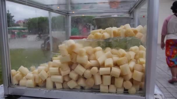 Food Showcase Schuif Van Links Naar Rechts — Stockvideo