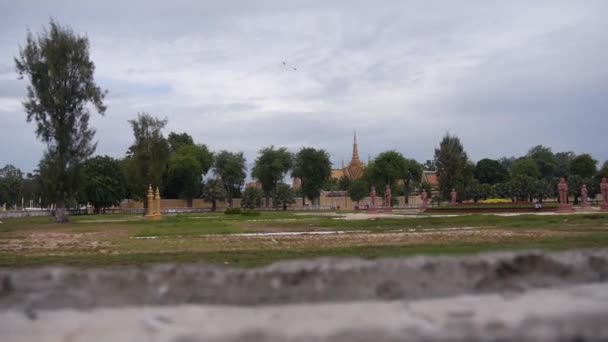 Landschap Met Bomen Achter Betonnen Gietijzeren Muur Schuif Van Links — Stockvideo