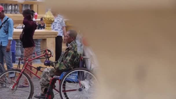 Homem Vestido Uniforme Militar Triciclo Deslize Para Direita Para Esquerda — Vídeo de Stock