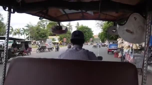 Homme Arrière Conduisant Voiture Ouverte Dans Rue Occupée Handheld — Video