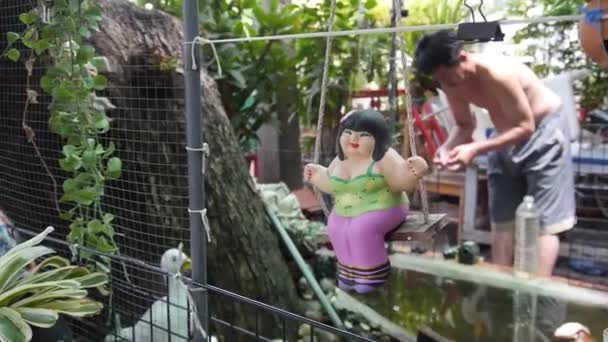 Uomo Vicino Alla Fonte Acqua Dietro Falso Anatra Lady Figurine — Video Stock