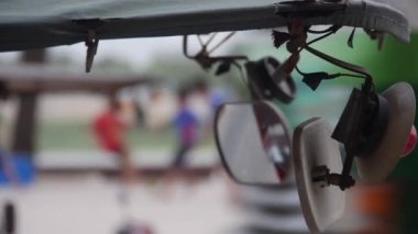 Dikiz Aynaları Asılı ve Kamyon Geçiyor - El bilgisayarı