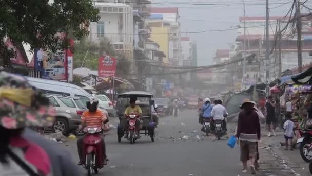 Люди Используют Мотоциклы Оживленной Улице Сильным Ветром Статично — стоковое видео