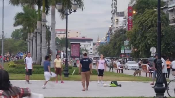 Jouer Badminton Dans Rue Occupée Handheld Slide Gauche Droite — Video