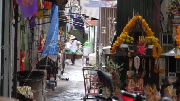 Mujer Que Lleva Bolsos Caminando Calle Estrecha Cerca Ofertas Religiosas — Vídeos de Stock
