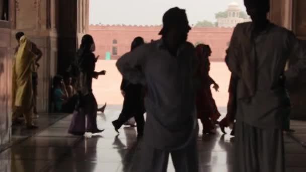 People Black Light Walking Mosque Entrance Static — Vídeos de Stock
