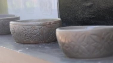 Çanak çömlek, çiçeklerle çalışır - Sağdan Sola Kaydır -