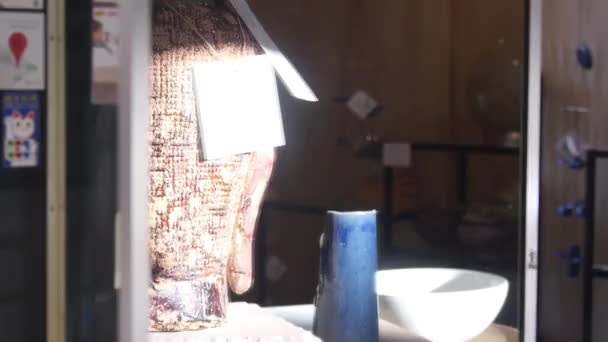 Espelho Reflexão Loja Cerâmica Para Mulher Atrás Recepção Desk Slide — Vídeo de Stock