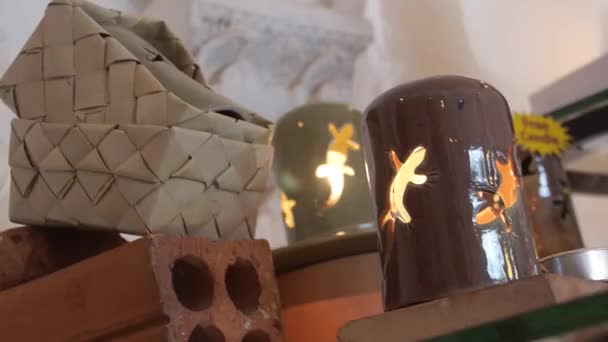 Gecko Mum Tutucuları Küçük Sepetlerin Yanında Soldan Sağa — Stok video