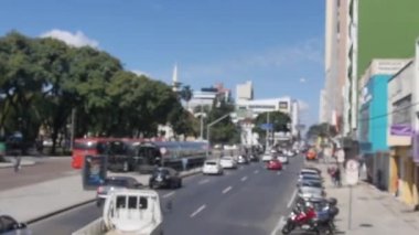 Metro istasyonu ve ağaçların yakınındaki araçlar ileri doğru kayıyor..