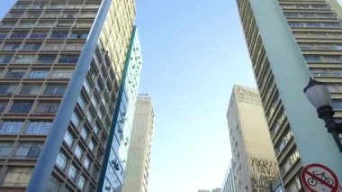 Gökyüzünden sokağa, yaya Zebra 'nın üzerinde yürüyen insanlar ve arabalar aşağı doğru eğiliyor..