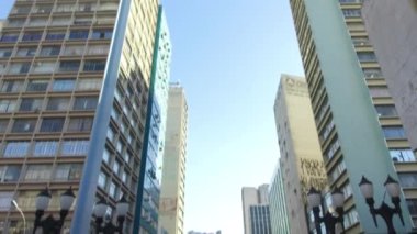 Gökyüzünden, işlek caddede yürüyen insanlara kadar eğilip, sonra statik....