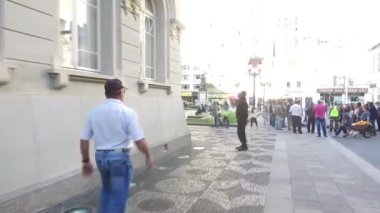 Güneşli bir günde Yoğun ve Kalabalık Meydan 'a Yürüyen Adam İleri Kayıyor.