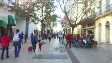 Sırt çantalı Adam Meşgul Sokakta Geçiyor - İleri Kaydır.