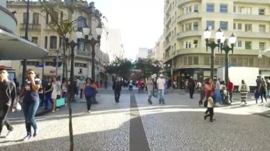 Yoğun ve kalabalık sokakta, güneşten gölgeye ilerlerken ileri doğru kayın..