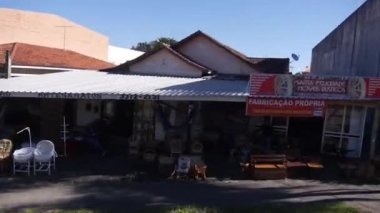 Dev fıçı ve alkol şişesi heykellerinin yanından geçerken binaların, ağaçların ve arabaların sağdan sola kaydığını gördüm..