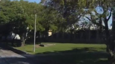 Ağaçların ve yolların yanından geçiyor, kayıyor, sonra sağa sola kayıyor..