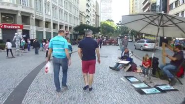 Meşgul Bir Sokakta Resim Satılarak Yürüyen Sanatçılar İleriye Kayıyor.