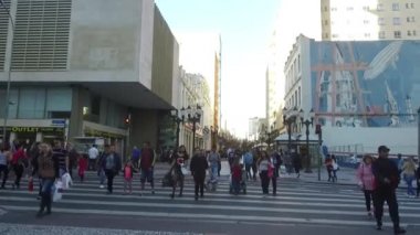 Yaya gezen Zebra 'nın önünden geçen ve motosiklet kullanan insanlar öne doğru kayıyor..