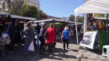 Kalabalık Pazar 'da Yürüyen İnsanlar - Pan - Sağdan Sola.