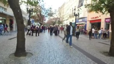 Meşgul Sokakta Yürüyen İnsanlar - İleri Kayın. 