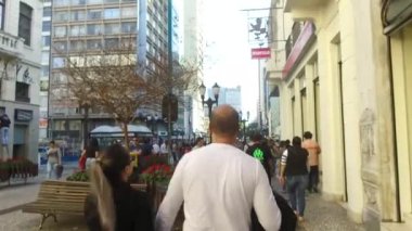 Meşgul ve Kalabalık Sokak Fenerlerinin Yanından Geçenler İlerleyin.