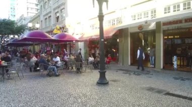 Meydanda Yürüyen İnsanlar ve Meşgul Sokak - Pan - Sağdan Sola.