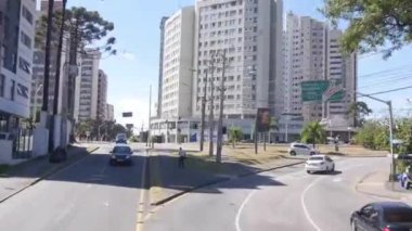 Arabalar, yol işaretleri ve arkadaki binalar sağa dönünce öne doğru kayıp sağa dönün..