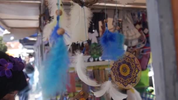 Plumas Coloridas Atrapasueños Colgando Mercado Pie Frente Mujer Pan Ligero — Vídeo de stock
