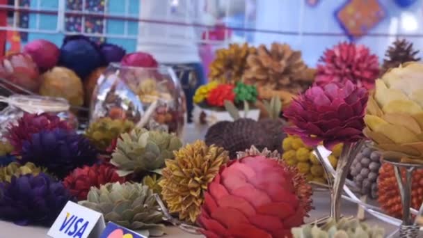 Bunte Blumen Zum Verkauf Markt Fokus Handheld Und Zoom — Stockvideo