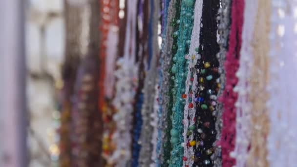 Perlas Coloridas Las Cuerdas Que Cuelgan Stand Del Mercado Cerca — Vídeo de stock