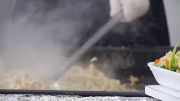 Kochen Mit Zutaten Dampf Und Werkzeugen Handheld — Stockvideo