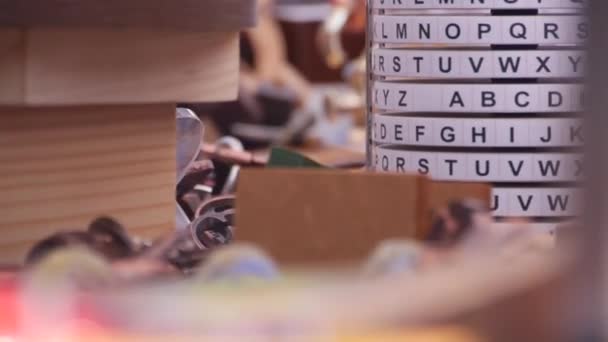 Alphabet Sur Bois Aux Outils Autres Matériaux Fermer Glisser Droite — Video