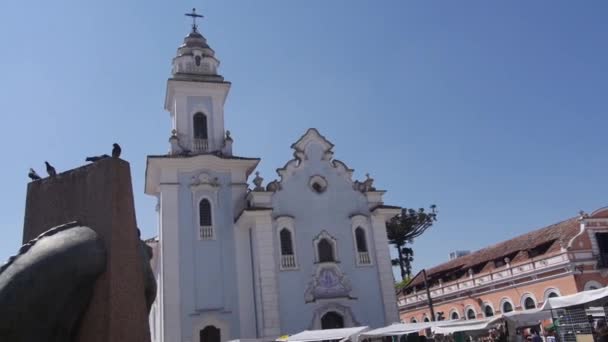 Edifício Azul Fonte Água Com Pessoas Andando Nas Costas Incline — Vídeo de Stock