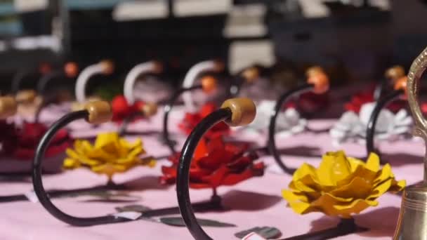 Cabides Flores Pequenos Baldes Deslize Esquerda Para Direita Depois Direita — Vídeo de Stock