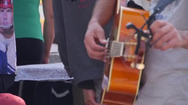 Von Der Gitarre Zum Musiker Handheld Und Nach Oben Gleiten — Stockvideo