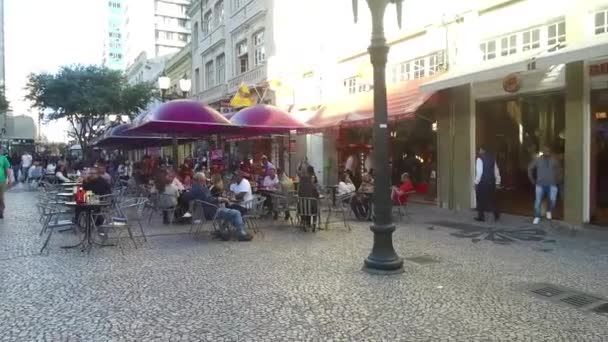 Burger King Para Pessoas Que Caminham Perto Ônibus Vermelho Pan — Vídeo de Stock