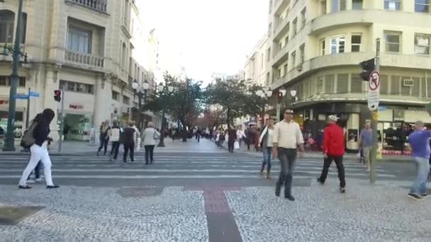 Chegando Uma Zebra Pedestre Atravessando Uma Rua Movimentada Deslize Para — Vídeo de Stock