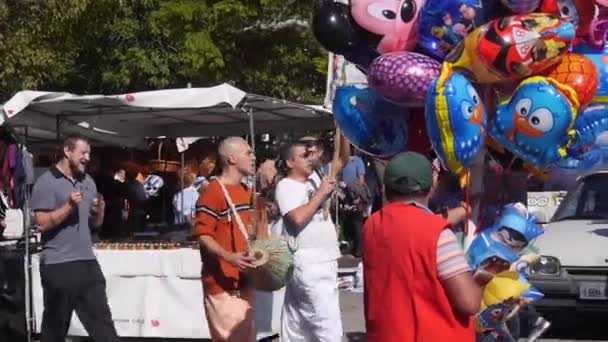 Hari Krishna Happy Dancing Man Crowd Market Musicians Balloon Seller — 비디오