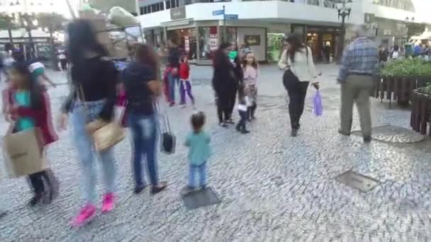 Zwischen Menschen Die Der Belebten Straße Vorbeilaufen Gleiten Sie Vorwärts — Stockvideo