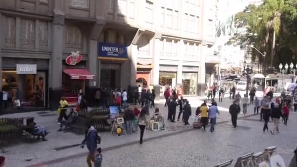 Passando Por Uma Rua Movimentada Com Pessoas Andando Lanternas Slide — Vídeo de Stock