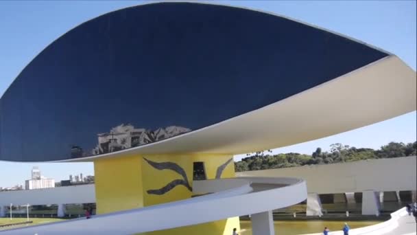 Passing Blue Eye Shaped Glass Edifício Arquitetura Moderna Slide Esquerda — Vídeo de Stock