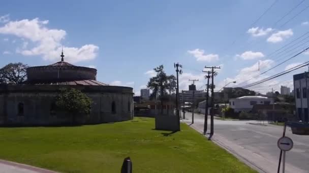 Pasando Por Viejo Edificio Gris Cerca Calle Diapositiva Izquierda Derecha — Vídeos de Stock