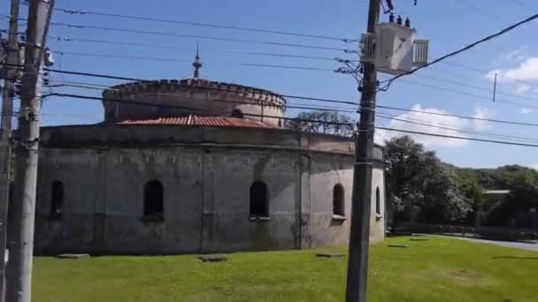 Przechodzenie Obok Starego Szarego Budynku Przy Ulicy Liniami Elektrycznymi Przesuń — Wideo stockowe