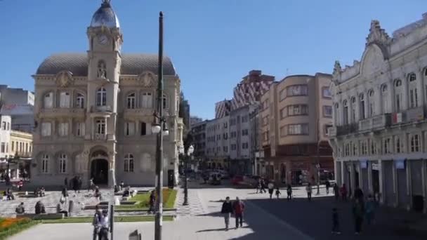 带着建筑物 雕像和行人走过广场 从左到右 — 图库视频影像
